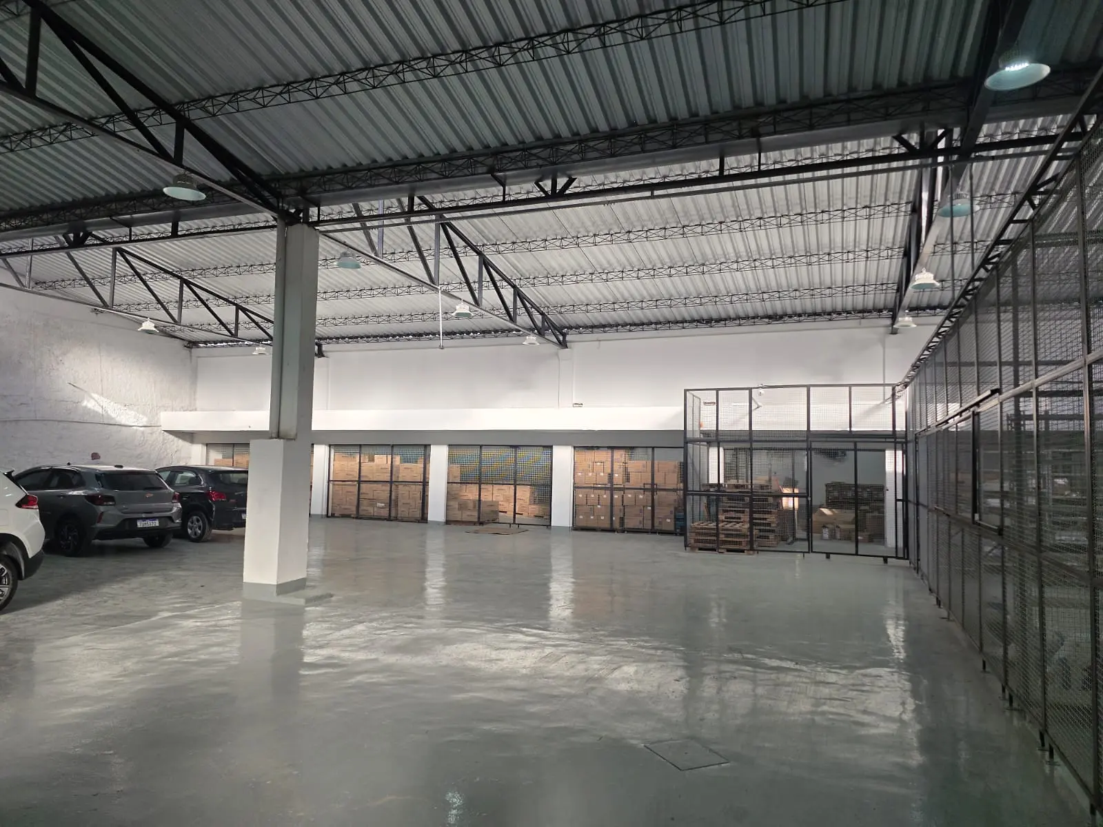 Área técnica e logística coberta com piso e instalações concluídos