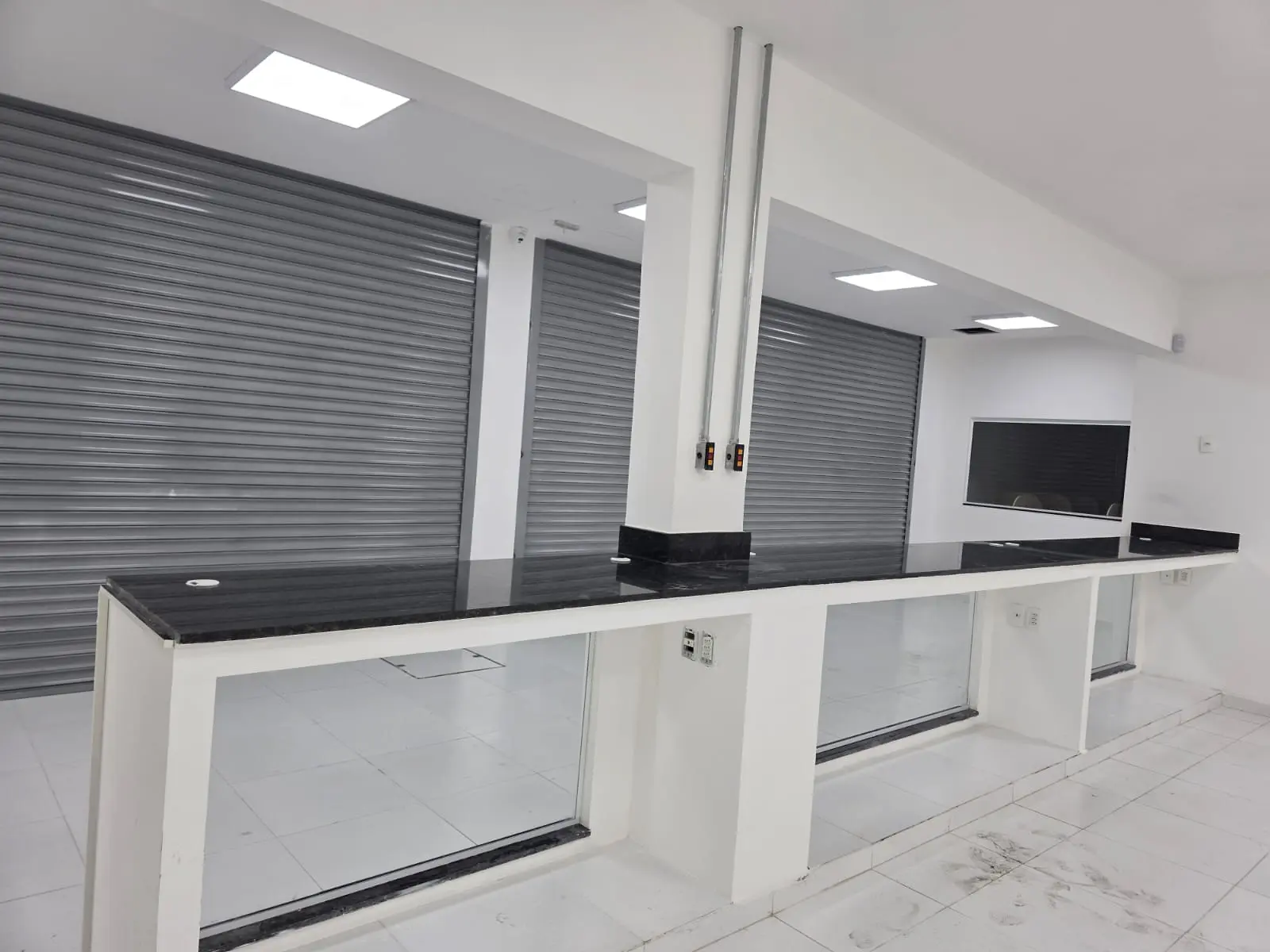 Bancadas de atendimento com instalações e acabamentos finalizados