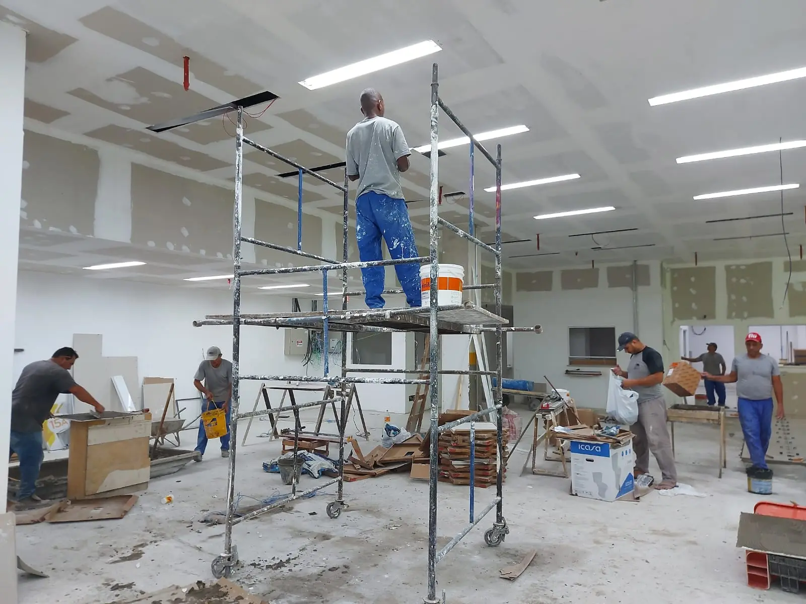 Equipe da obra trabalhando em etapa de execução e acabamento