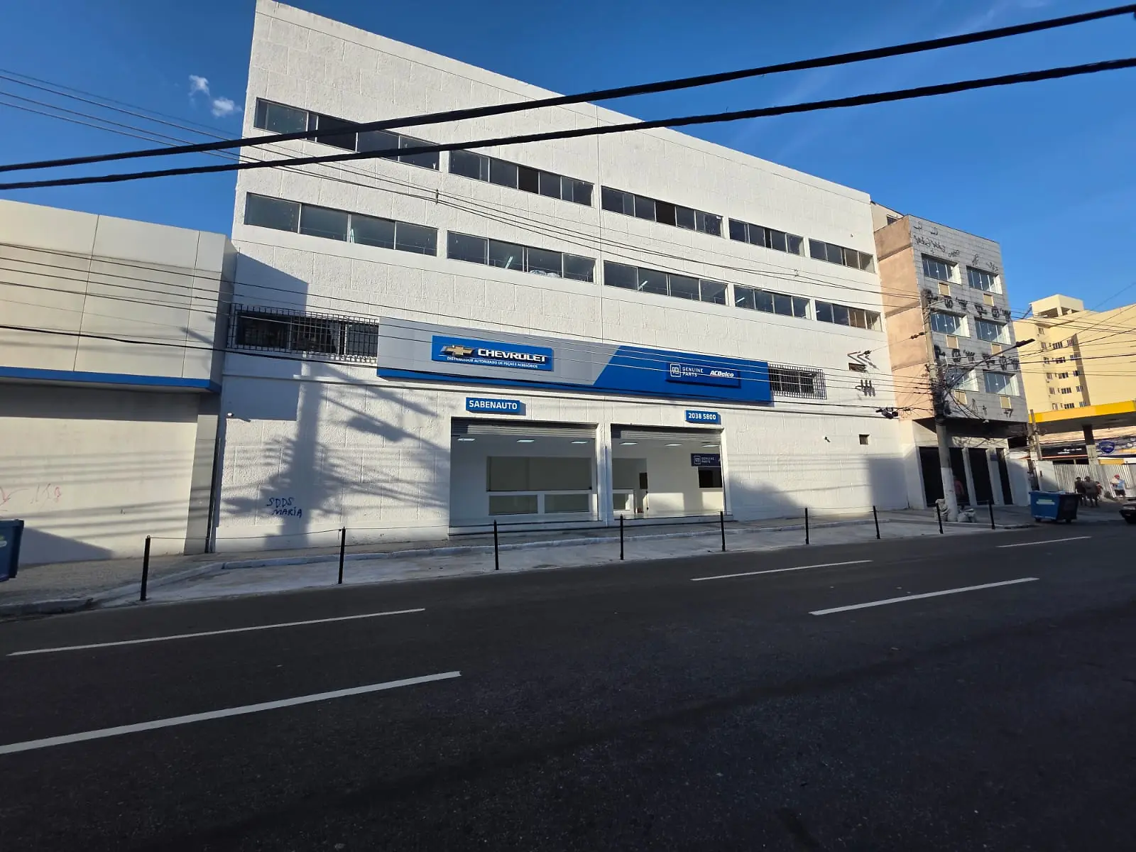 Fachada concluída de uma unidade comercial em via urbana